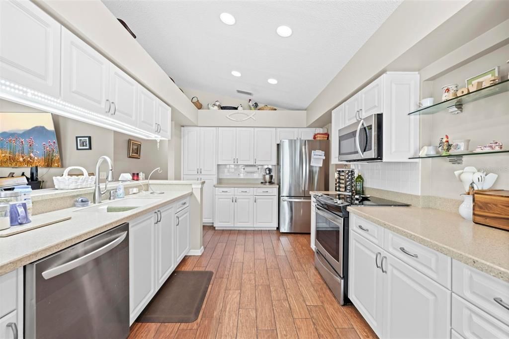 Activo con contrato: $375,000 (3 camas, 2 baños, 1949 Pies cuadrados)