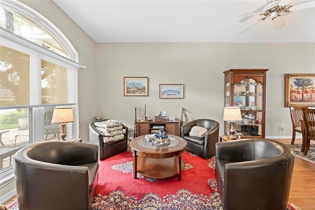 Activo con contrato: $375,000 (3 camas, 2 baños, 1949 Pies cuadrados)