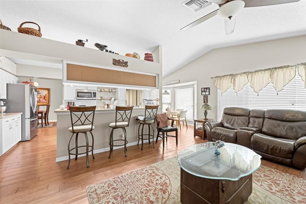 Activo con contrato: $375,000 (3 camas, 2 baños, 1949 Pies cuadrados)