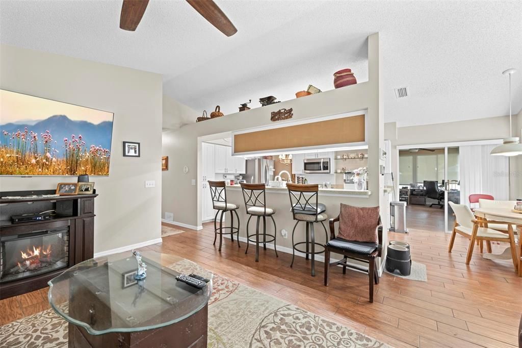 Activo con contrato: $375,000 (3 camas, 2 baños, 1949 Pies cuadrados)