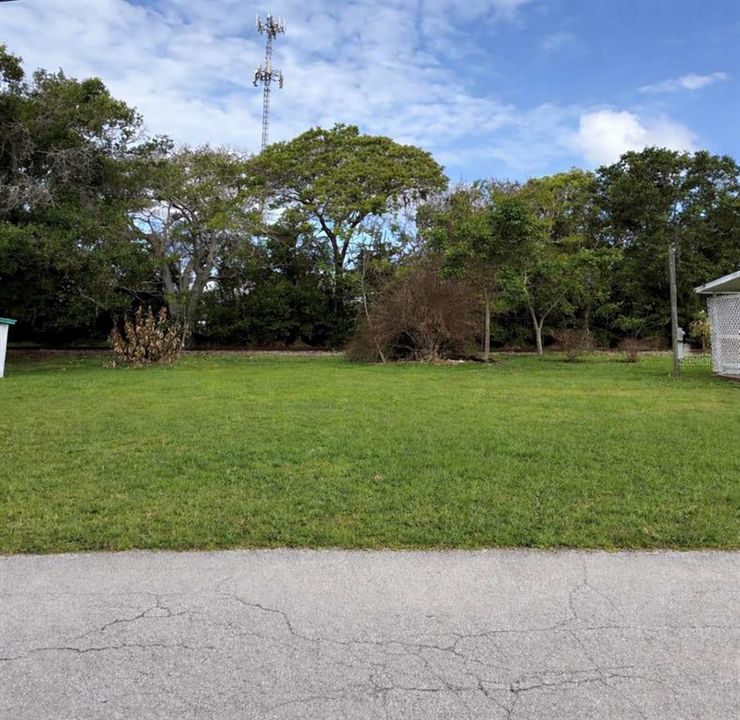 На продажу: $33,000 (0.04 acres)