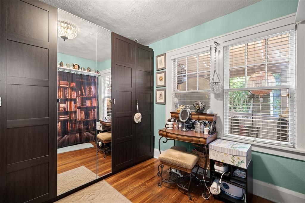 待售: $880,000 (5 贝兹, 0 浴室, 2308 平方英尺)