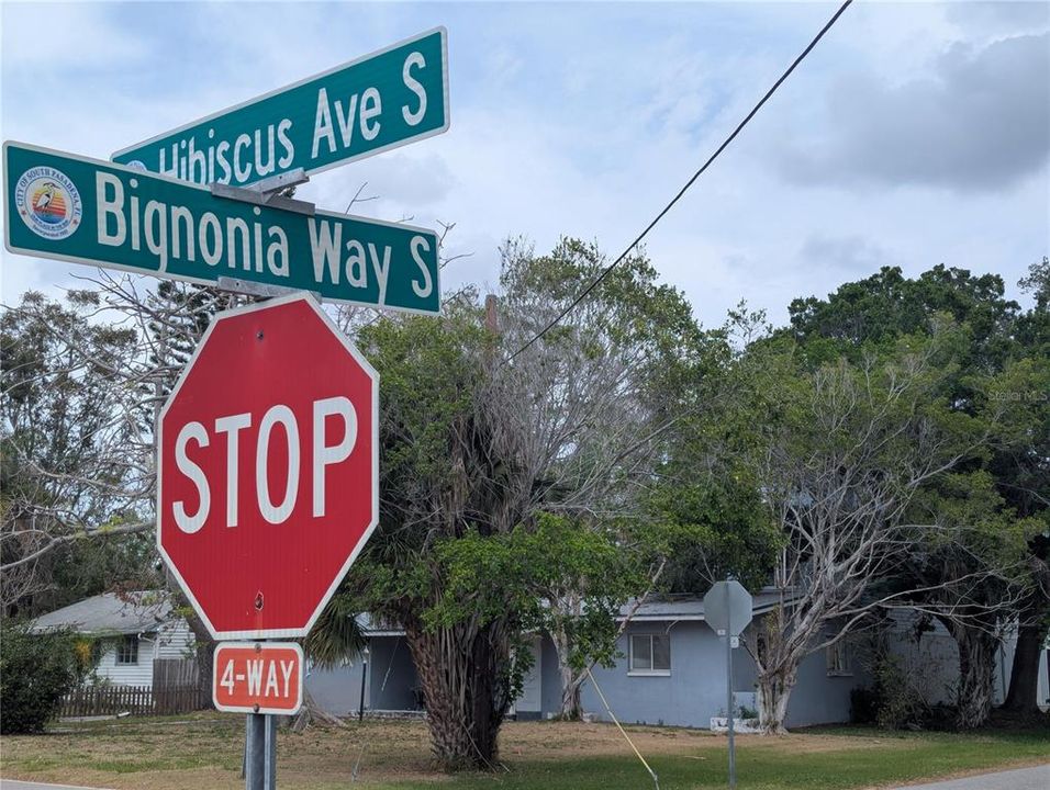 На продажу: $995,000 (0.59 acres)