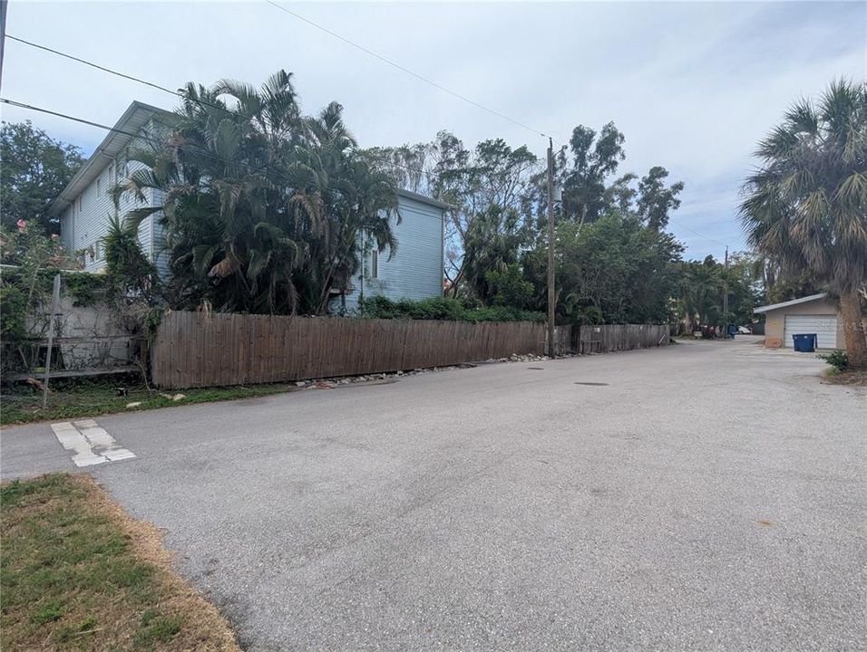 На продажу: $995,000 (0.59 acres)