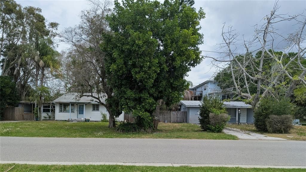 На продажу: $995,000 (0.59 acres)