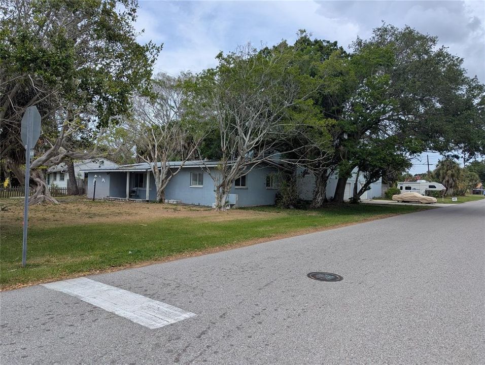 На продажу: $995,000 (0.59 acres)