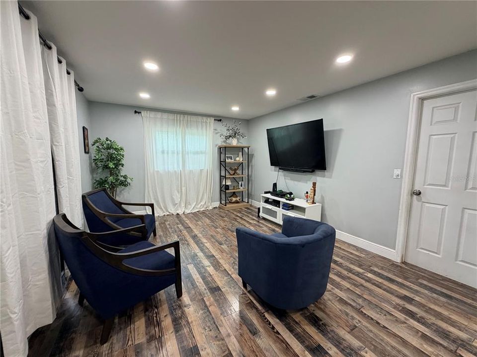 For Sale: $325,000 (4 beds, 2 baths, 1704 Square Feet)