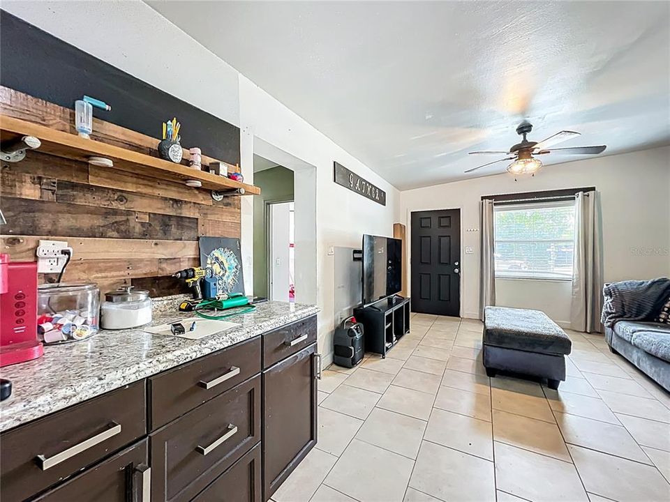 На продажу: $269,000 (4 спален, 2 ванн, 1390 Квадратных фут)