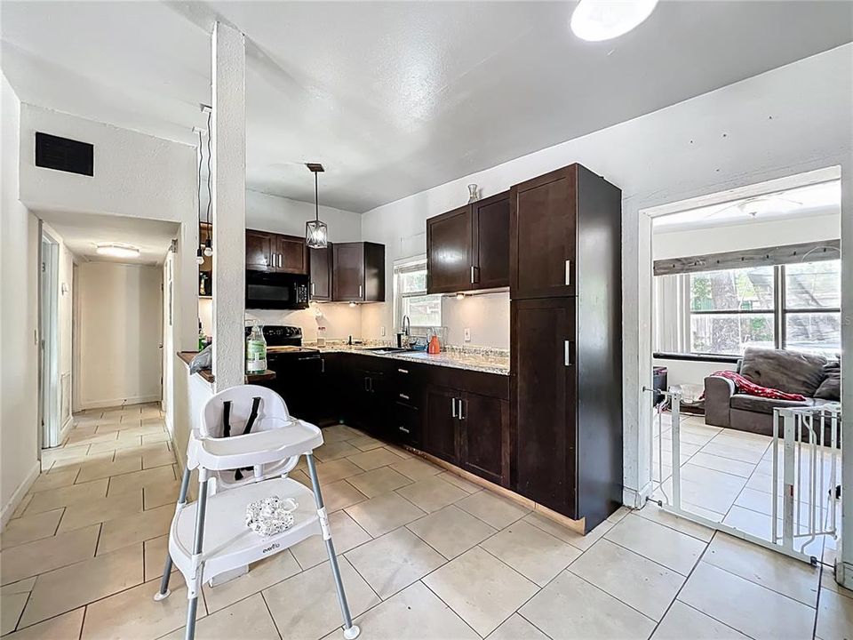 На продажу: $269,000 (4 спален, 2 ванн, 1390 Квадратных фут)