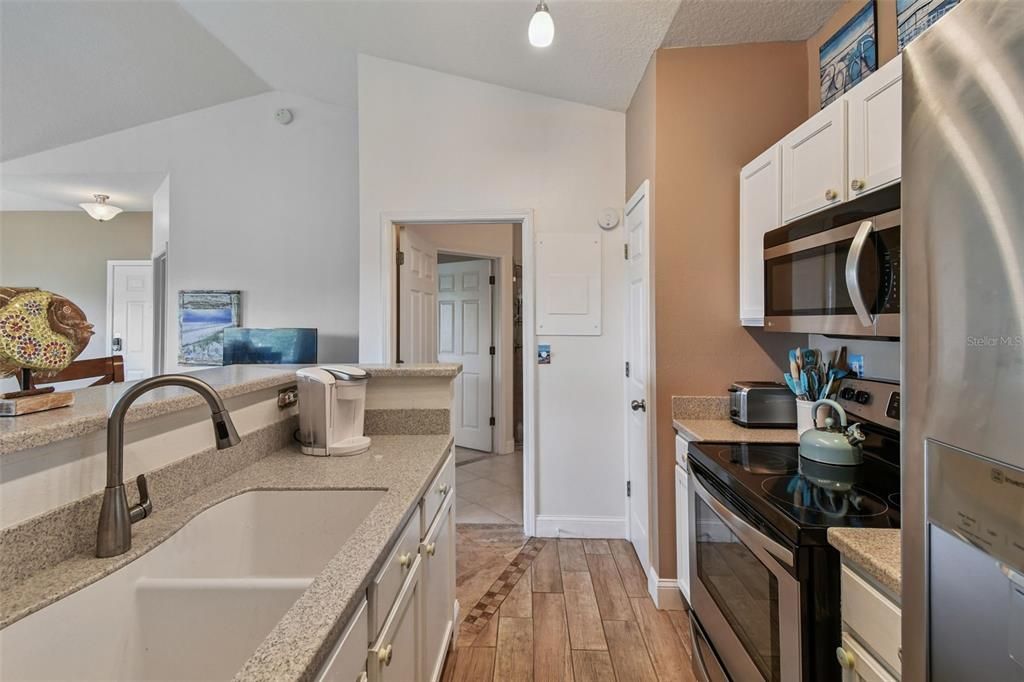 Active With Contract: $254,900 (2 beds, 2 baths, 925 Square Feet)