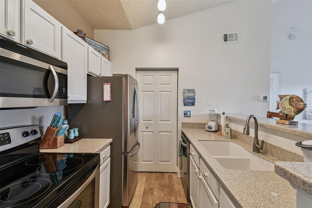 Active With Contract: $254,900 (2 beds, 2 baths, 925 Square Feet)