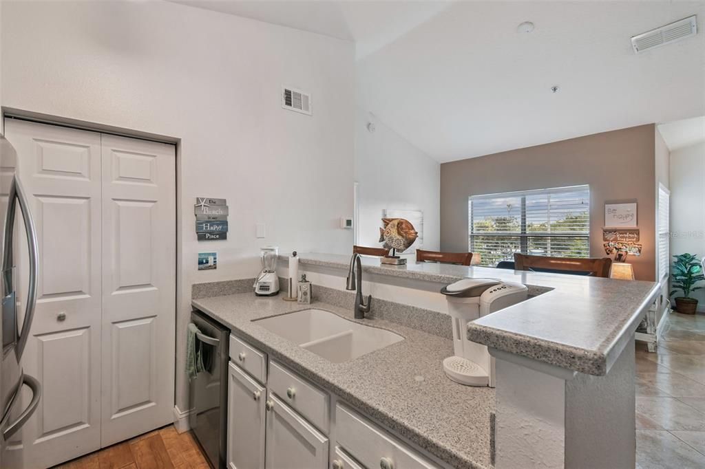 Active With Contract: $254,900 (2 beds, 2 baths, 925 Square Feet)
