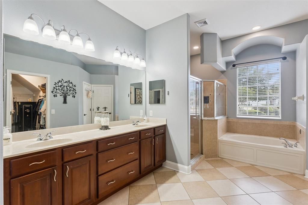 For Sale: $815,000 (6 beds, 3 baths, 3686 Square Feet)
