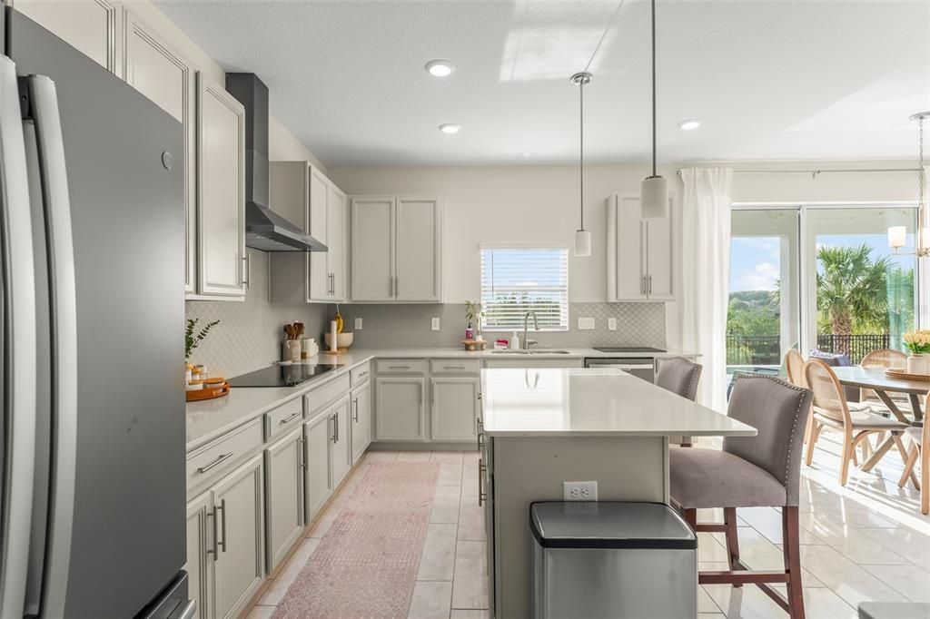 Activo con contrato: $699,000 (5 camas, 3 baños, 3795 Pies cuadrados)