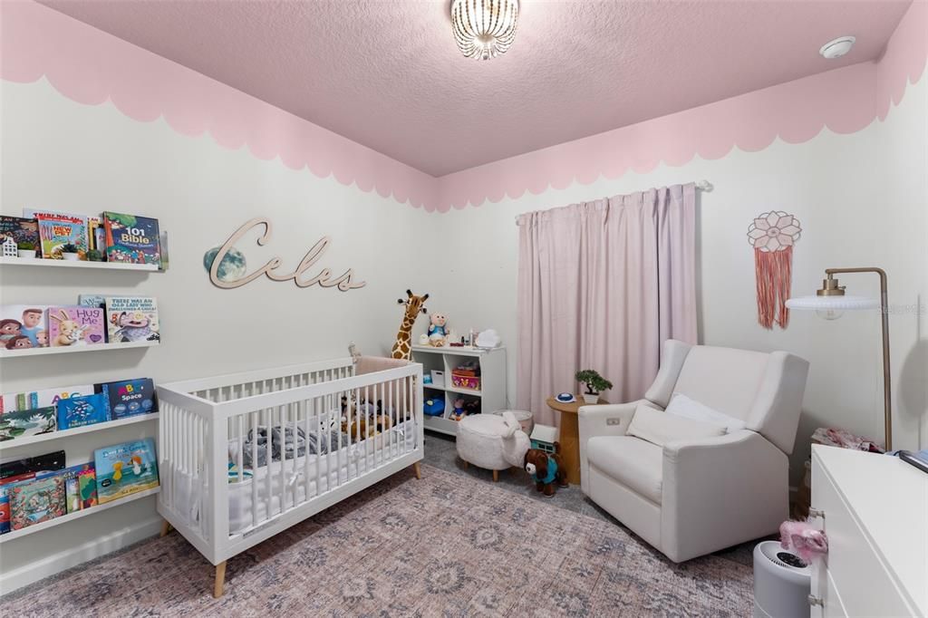 Activo con contrato: $699,000 (5 camas, 3 baños, 3795 Pies cuadrados)