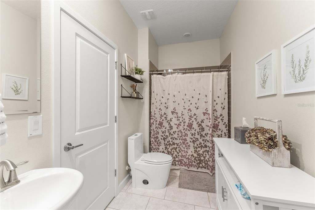 Activo con contrato: $699,000 (5 camas, 3 baños, 3795 Pies cuadrados)