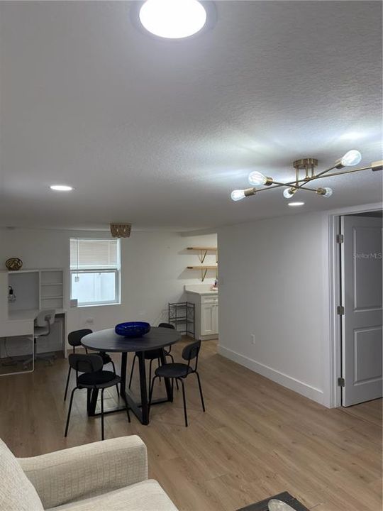 В аренду: $1,900 (1 спален, 1 ванн, 1896 Квадратных фут)