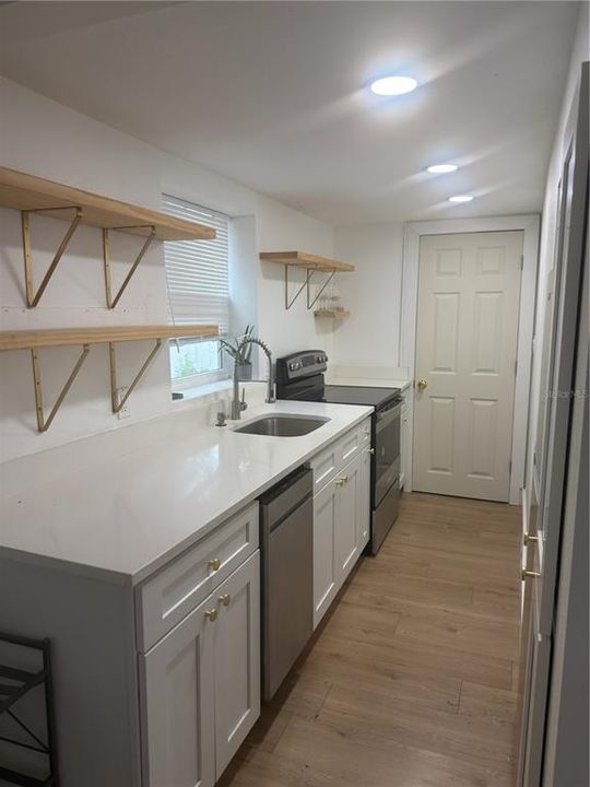 В аренду: $1,900 (1 спален, 1 ванн, 1896 Квадратных фут)