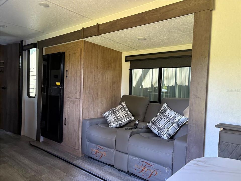 For Rent: $1,250 (1 beds, 1 baths, 448 Square Feet)