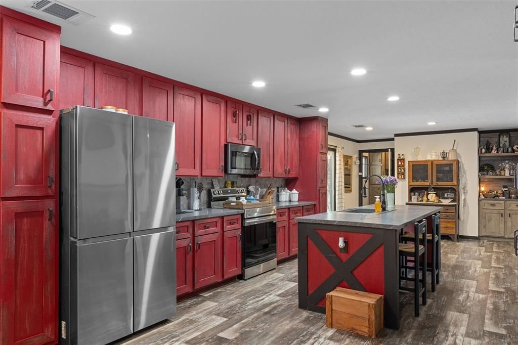 Active With Contract: $317,500 (3 beds, 2 baths, 1680 Square Feet)