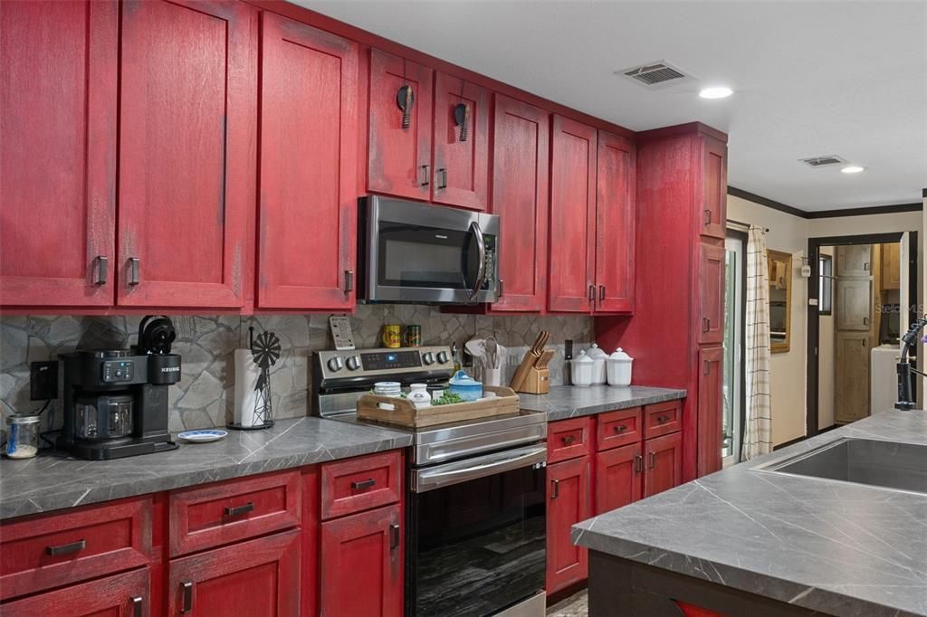 Active With Contract: $317,500 (3 beds, 2 baths, 1680 Square Feet)