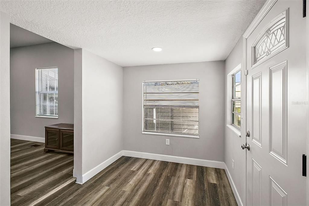 待售: $285,000 (2 贝兹, 1 浴室, 1292 平方英尺)