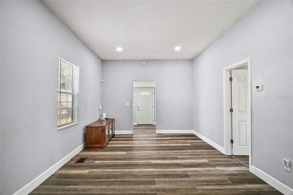 待售: $285,000 (2 贝兹, 1 浴室, 1292 平方英尺)