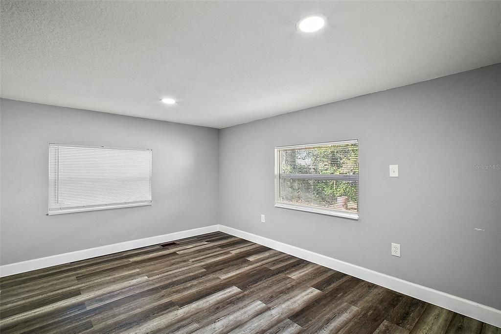 待售: $285,000 (2 贝兹, 1 浴室, 1292 平方英尺)