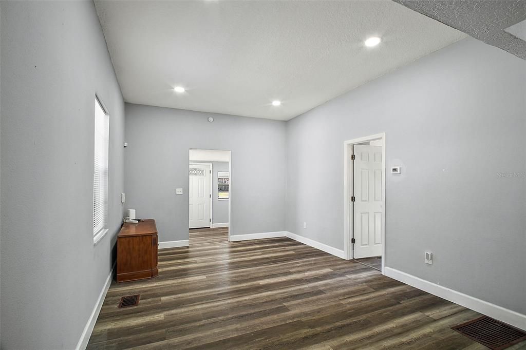 待售: $285,000 (2 贝兹, 1 浴室, 1292 平方英尺)