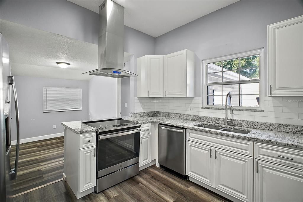 待售: $285,000 (2 贝兹, 1 浴室, 1292 平方英尺)