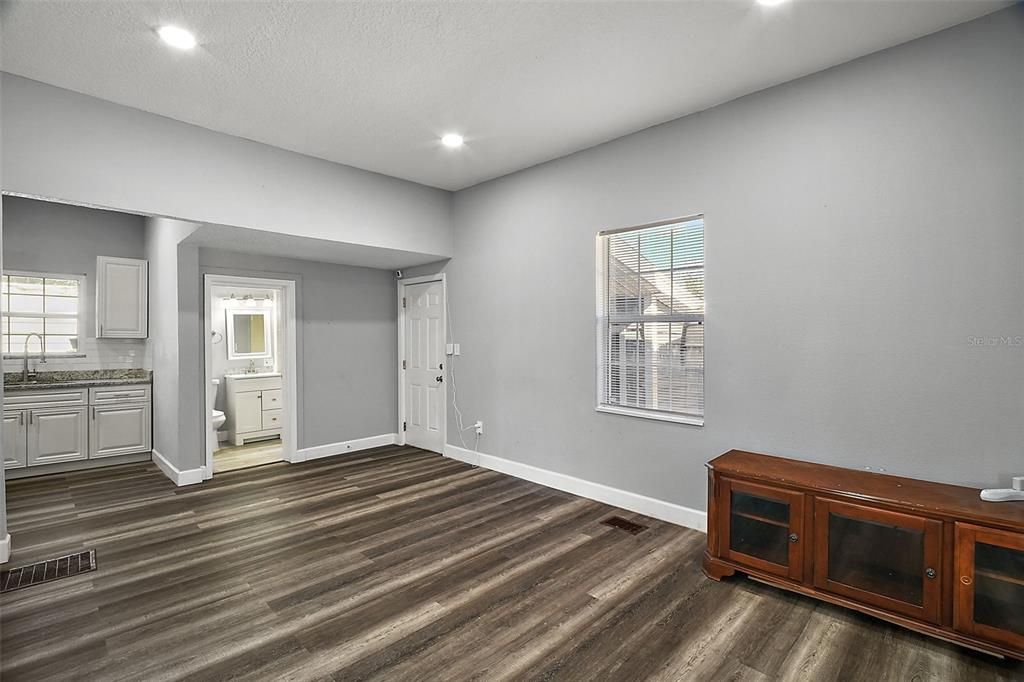 待售: $285,000 (2 贝兹, 1 浴室, 1292 平方英尺)