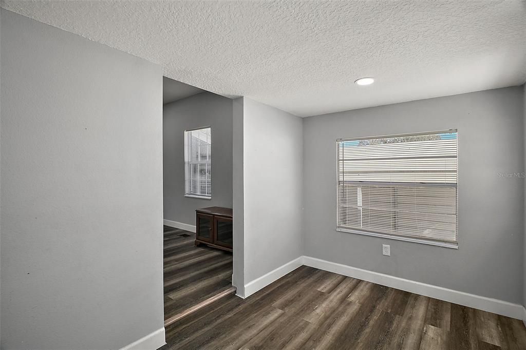 待售: $285,000 (2 贝兹, 1 浴室, 1292 平方英尺)