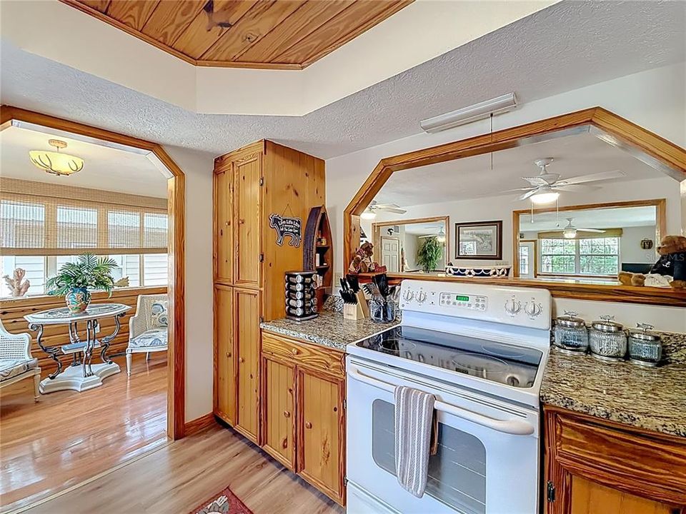 На продажу: $269,900 (2 спален, 2 ванн, 1584 Квадратных фут)