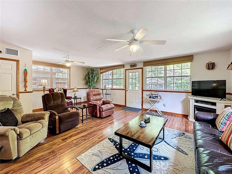 На продажу: $269,900 (2 спален, 2 ванн, 1584 Квадратных фут)