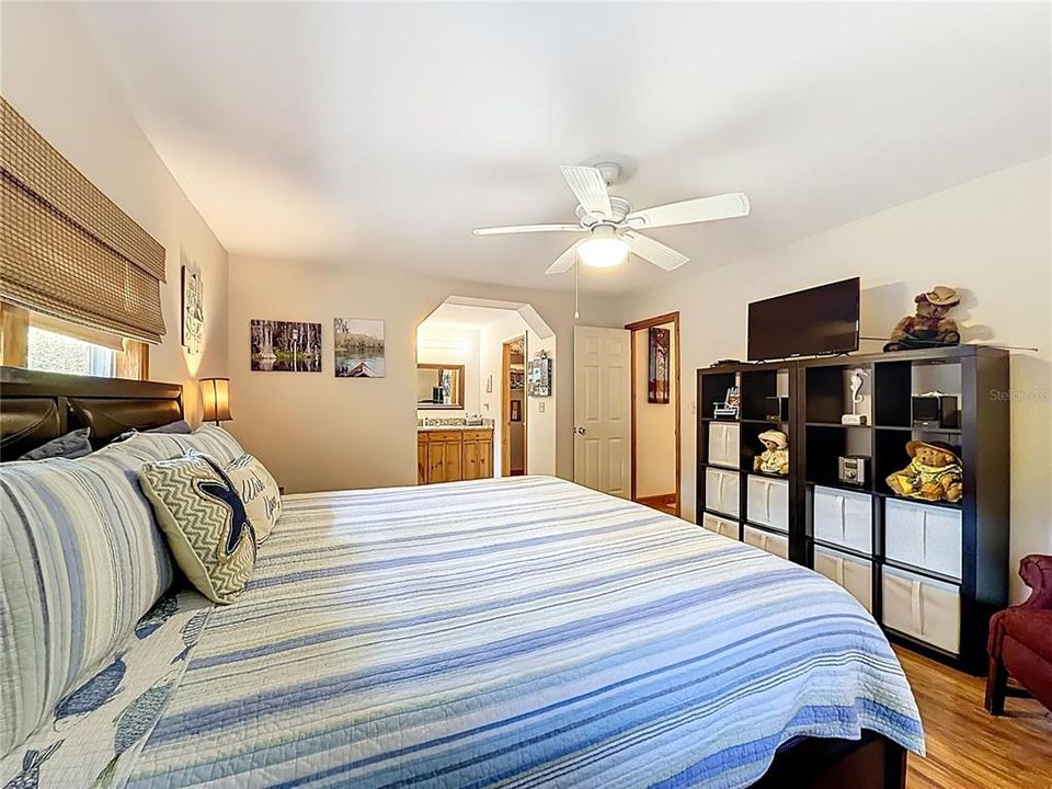 На продажу: $269,900 (2 спален, 2 ванн, 1584 Квадратных фут)