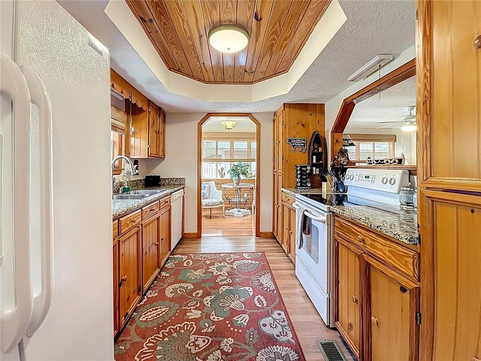 На продажу: $269,900 (2 спален, 2 ванн, 1584 Квадратных фут)