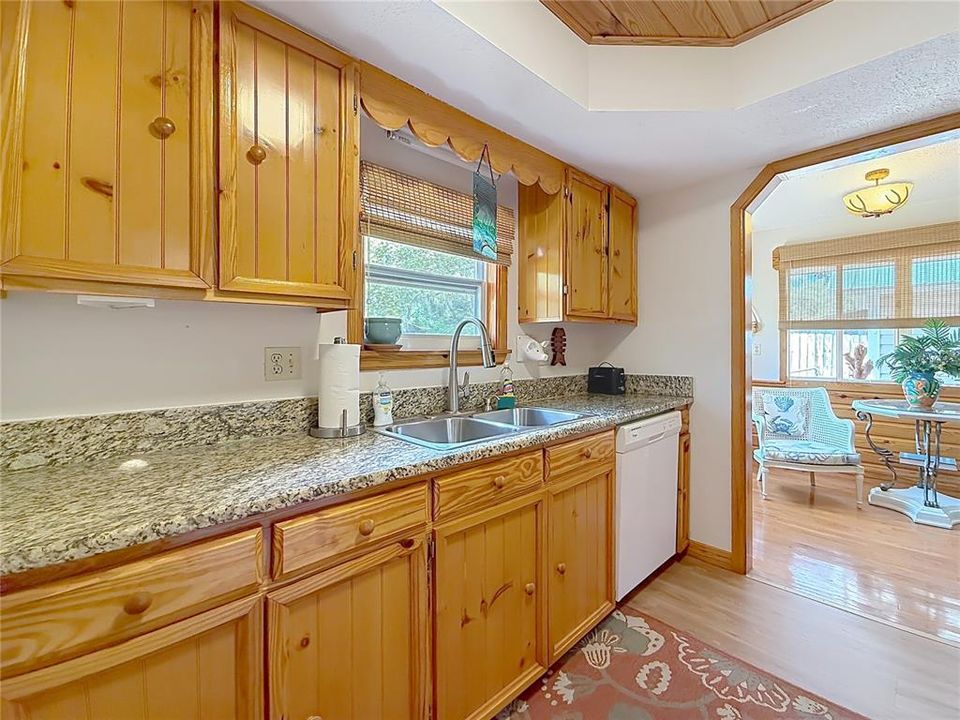 На продажу: $269,900 (2 спален, 2 ванн, 1584 Квадратных фут)