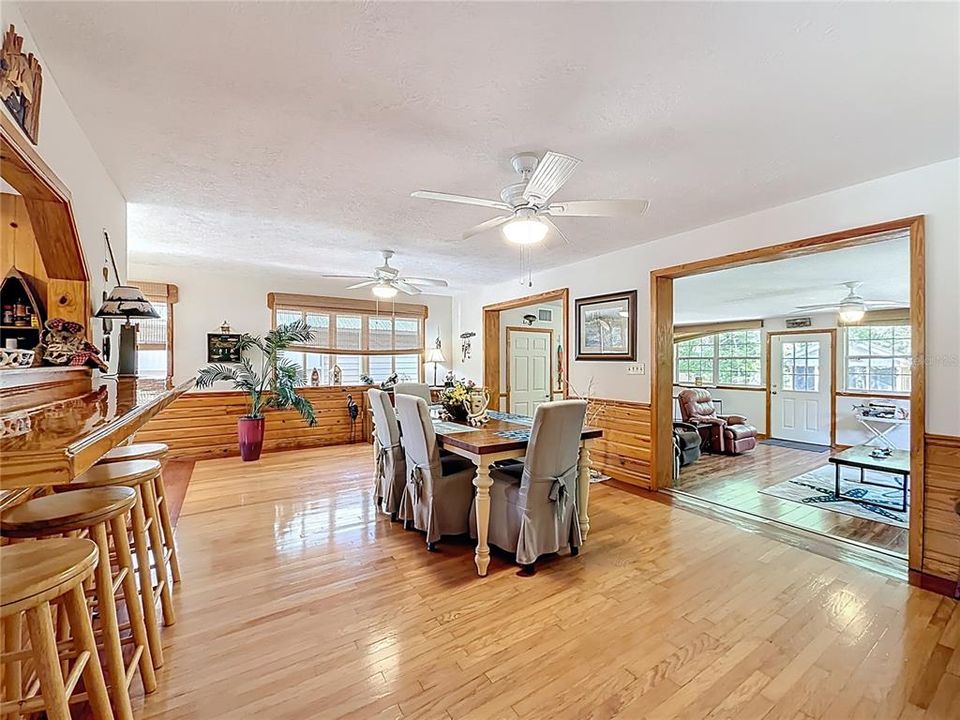 На продажу: $269,900 (2 спален, 2 ванн, 1584 Квадратных фут)