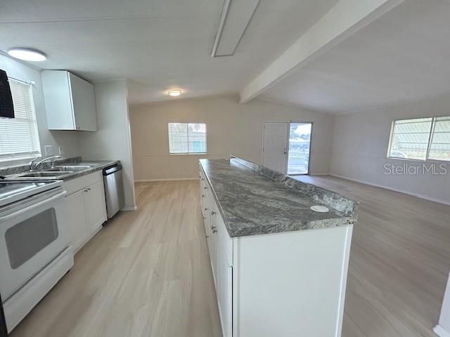 Active With Contract: $129,000 (2 beds, 2 baths, 920 Square Feet)