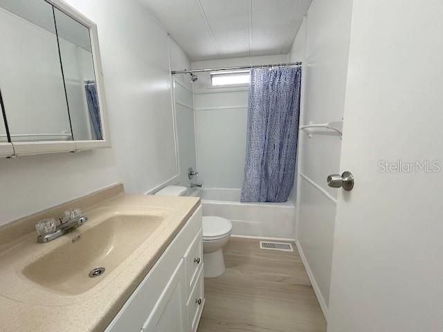 Active With Contract: $129,000 (2 beds, 2 baths, 920 Square Feet)
