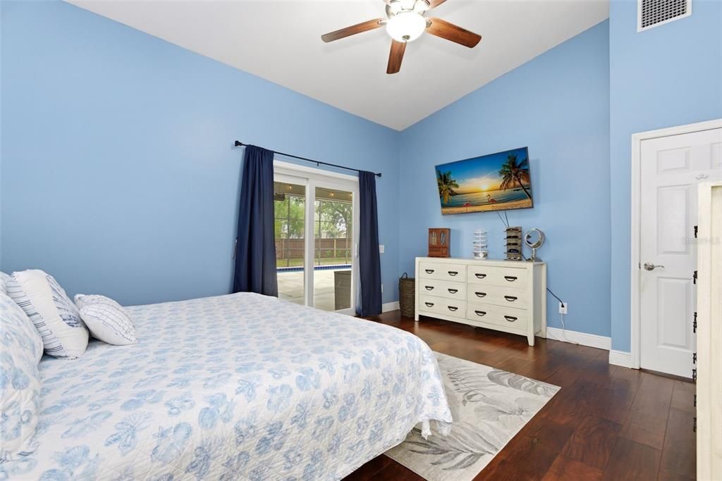Activo con contrato: $649,999 (4 camas, 2 baños, 2131 Pies cuadrados)