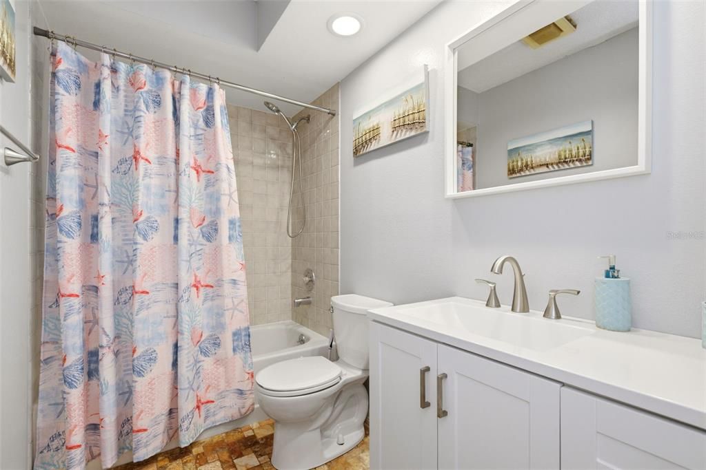 Activo con contrato: $649,999 (4 camas, 2 baños, 2131 Pies cuadrados)