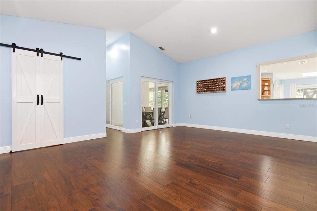 Activo con contrato: $649,999 (4 camas, 2 baños, 2131 Pies cuadrados)