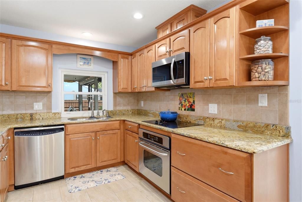 Activo con contrato: $649,999 (4 camas, 2 baños, 2131 Pies cuadrados)