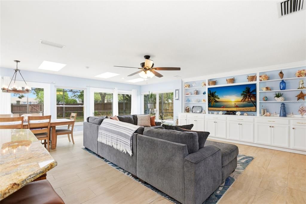 Activo con contrato: $649,999 (4 camas, 2 baños, 2131 Pies cuadrados)