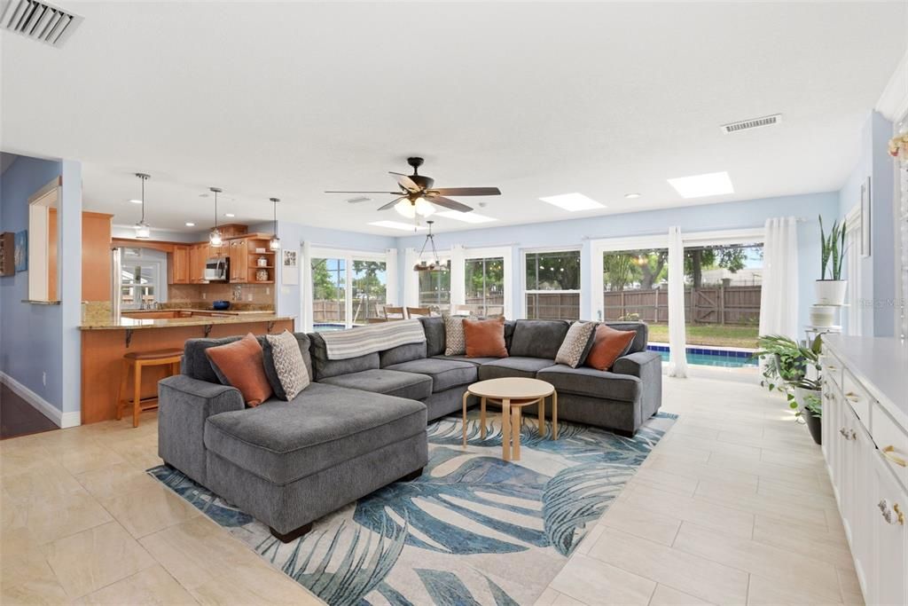 Activo con contrato: $649,999 (4 camas, 2 baños, 2131 Pies cuadrados)