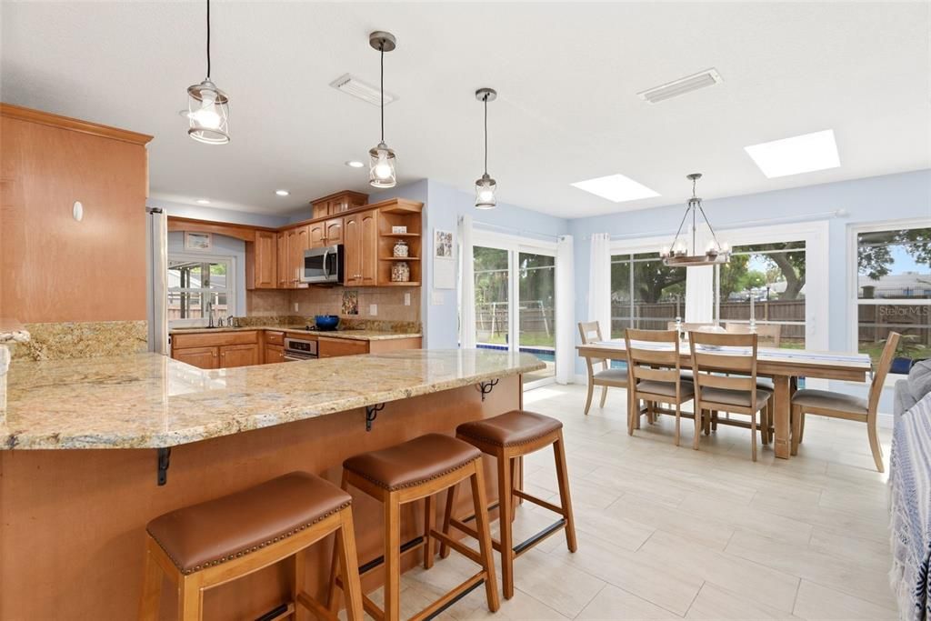 Activo con contrato: $649,999 (4 camas, 2 baños, 2131 Pies cuadrados)