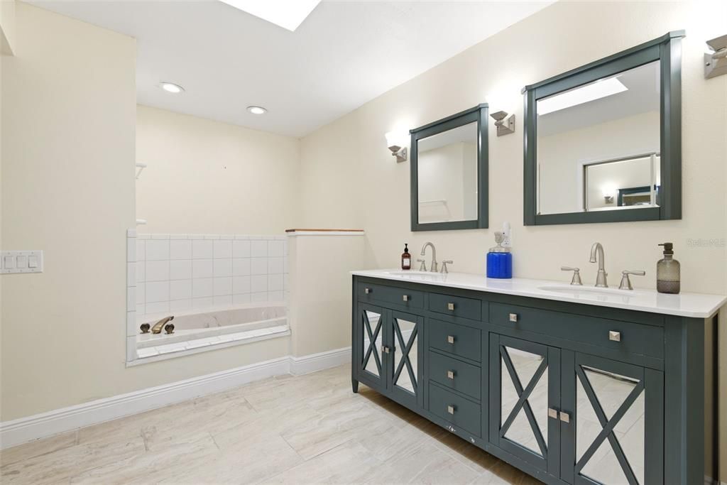Activo con contrato: $649,999 (4 camas, 2 baños, 2131 Pies cuadrados)