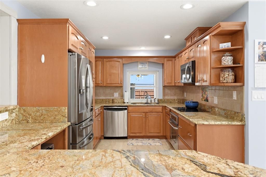 Activo con contrato: $649,999 (4 camas, 2 baños, 2131 Pies cuadrados)