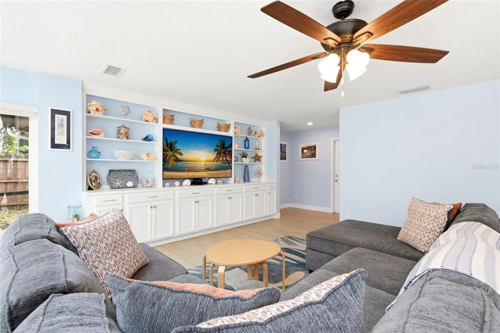 Activo con contrato: $649,999 (4 camas, 2 baños, 2131 Pies cuadrados)